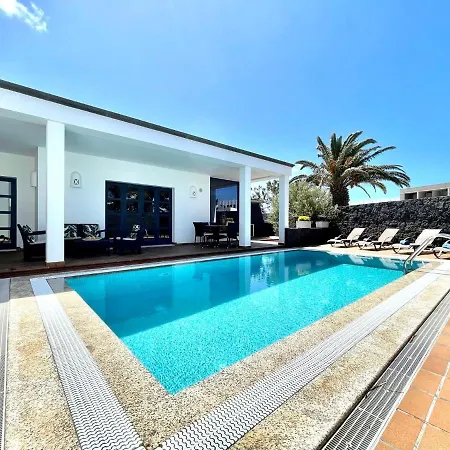 Mamma Mia Pool Heat Private & Jacuzzi Villa Playa Blanca